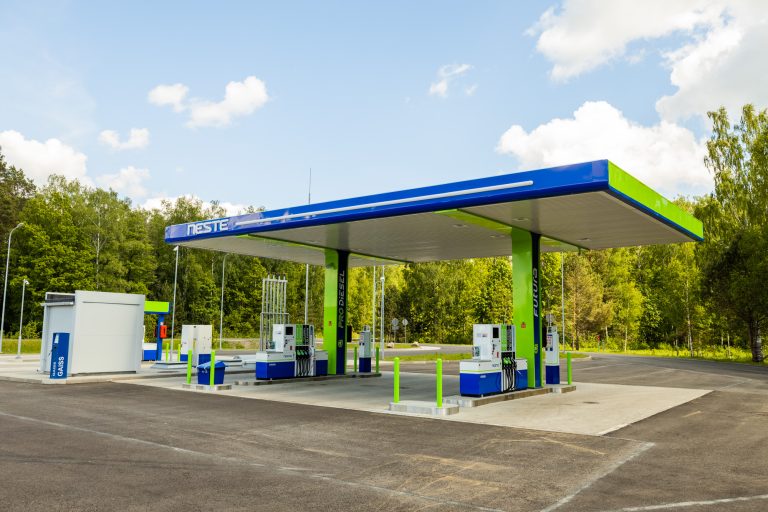 Neste investē elektro drošībā, uzstāda elektrības ģeneratorus DUS tīklā