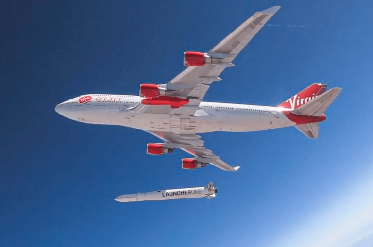 Ričarda Brensona satelītu kompānija “Virgin Orbit” atlaiž 85% darbinieku un pārtrauc darbību
