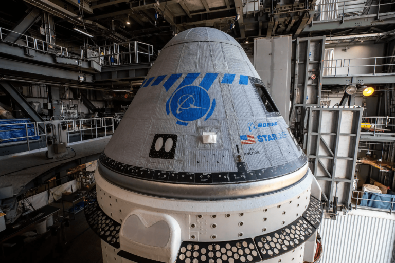 “Boeing” par trim mēnešiem pārceļ kosmosa kuģa “Starliner” apkalpes misiju