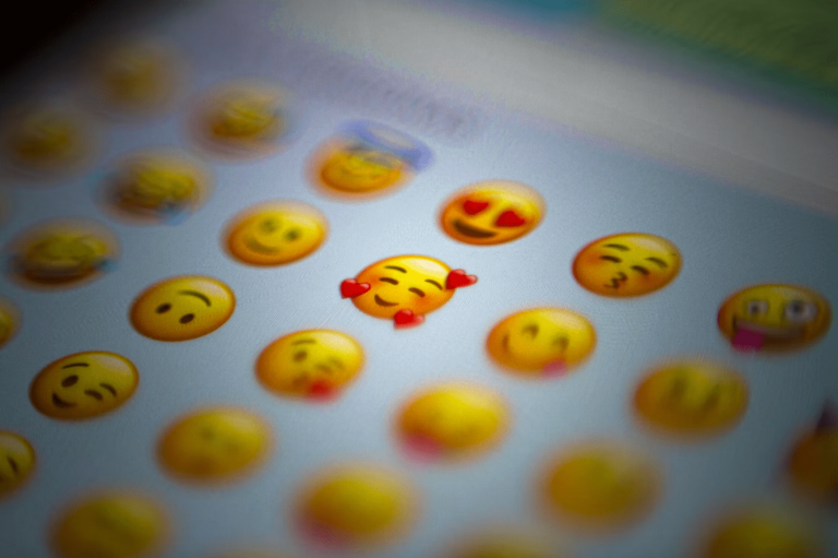 “WhatsApp” piedāvās animētas emocijikonas