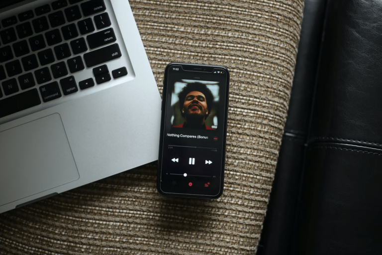 Mūzikas industrija uzsāk cīņu pret Drake un The Weeknd kopdziesmu, ko radījis mākslīgais intelekts