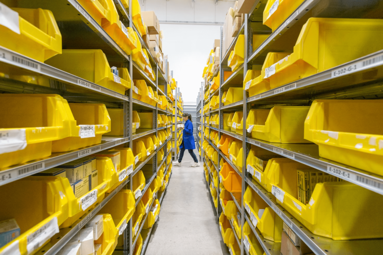 Pētījums: “Amazon” noliktavu darbinieku traumu līmenis ir par 70% lielāks nekā citās noliktavās