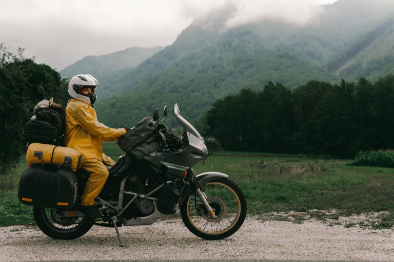 Kā ceļot komfortā: ekipējuma ceļvedis jaunajiem motociklistiem