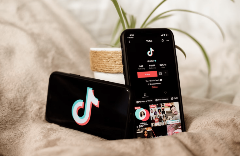 “TikTok” testē MI čatbotu, kas palīdzēs ar satura ieteikumiem