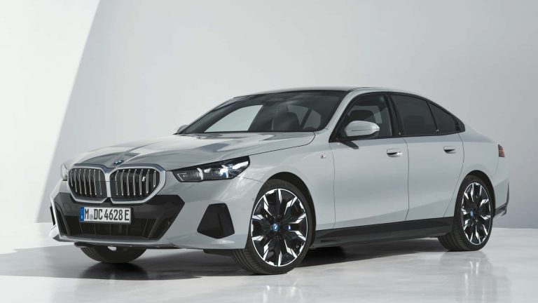 BMW prezentē jaunās paaudzes 5. sēriju, kā arī elektrisko i5