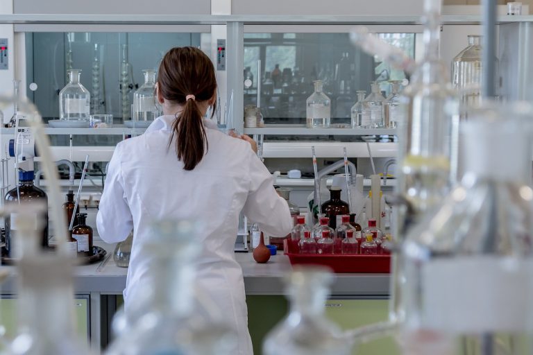 Ar SIA «Mikrotīkls» atbalstu RTU fakultātes iegādāsies laboratoriju aprīkojumu
