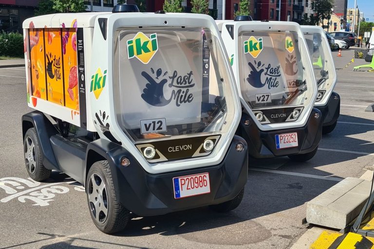 Viļņā darbu sākušas trīs autonomās piegādes mašīnas, kuras uzrauga no Igaunijas