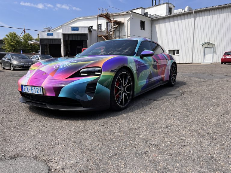 OX Drive koplietošanas platformā būs pieejami divi Porsche Taycan
