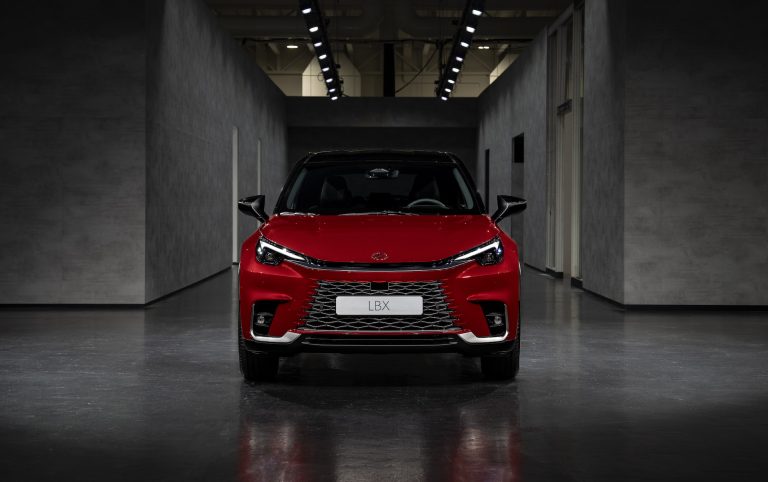 Lexus prezentē savu mazāko auto – Lexus LBX krosoveru