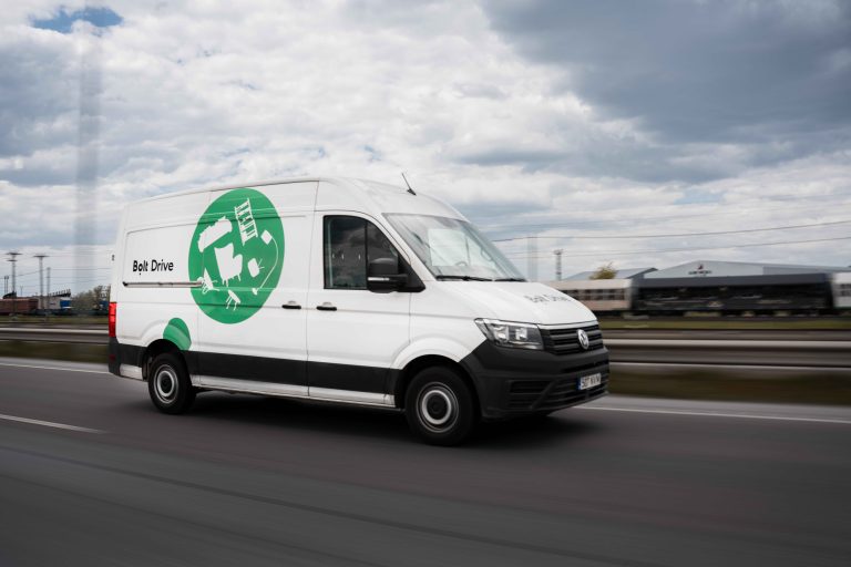 “Bolt Drive” autoparku Latvijā paplašina jauni kabrioleti un kravas furgoni