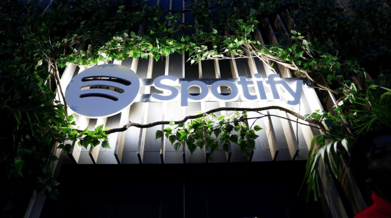 “Spotify” atlaiž 200 podkāstu nodaļas darbiniekus