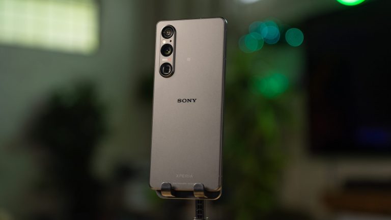 Sony vēl kādu laiku turpinās izlaist viedtālruņus