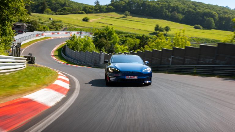 Ar trases pakotni aprīkots Tesla Model S Plaid atgūst Nirburgringas elektroauto apļa rekordu