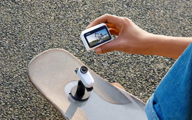 Miniatūrā Insta360 kamera piedāvā jaunu modeli ar noņemamu ārējo displeju