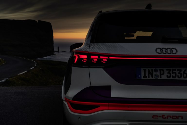 Audi Q6 e-tron otrās paaudzes digitālā OLED tehnoloģija piedāvā jaunu izpratni par apgaismojumu