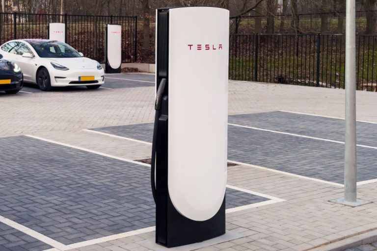 Jaunās Tesla Supercharger V4 iekārtas nodrošinās 350kW uzlādes jaudu