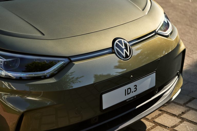 Volkswagen un Rivian saņem atļauju kopuzņēmuma izveidei