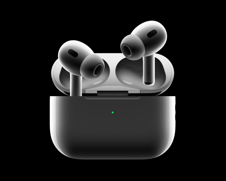 Nākamās Apple AirPods Pro austiņas varētu darboties kā dzirdes aparāti un noteikt ķermeņa temperatūru