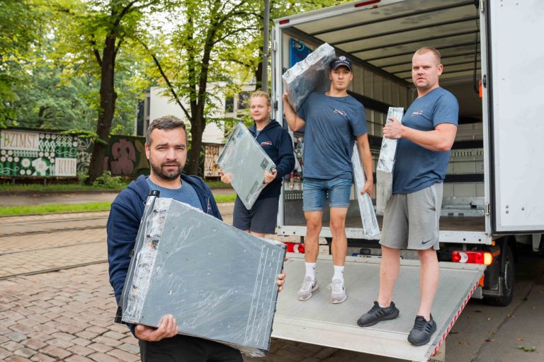 Tet dāvina serverus Rīgas Tehniskās universitātes Inženierzinātņu vidusskolai