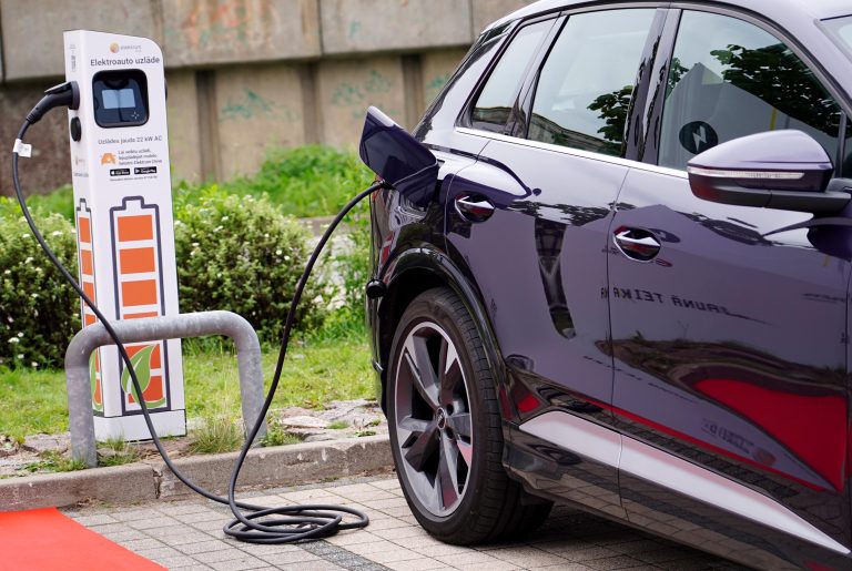 “Jaunajā Teikā” ar 28 pieslēgvietām atklāta lielākā elektroauto uzlādes stacija Latvijā