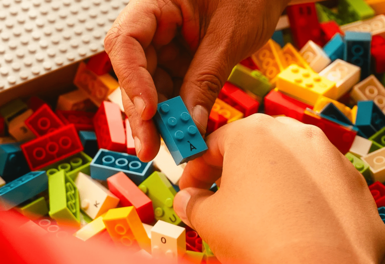 “Lego” piedāvā īpašus klucīšus, kas paredzēti cilvēkiem ar redzes problēmām