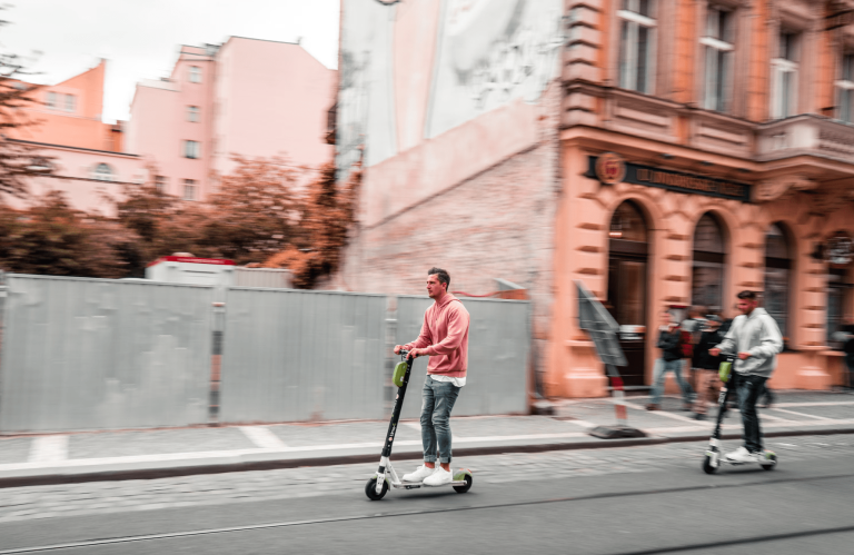 Parīzē no 1. septembra būs aizliegti nomas elektriskie skrejriteņi