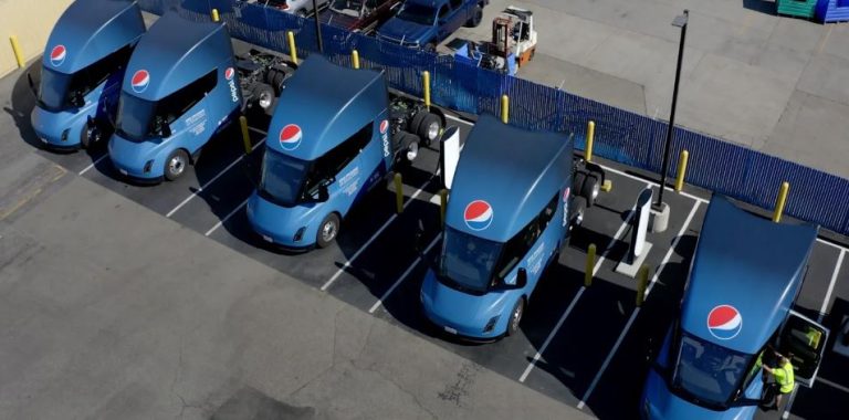 “Tesla Semi” elektriskais kravas auto beidzot nonāk sērijveida ražošanā