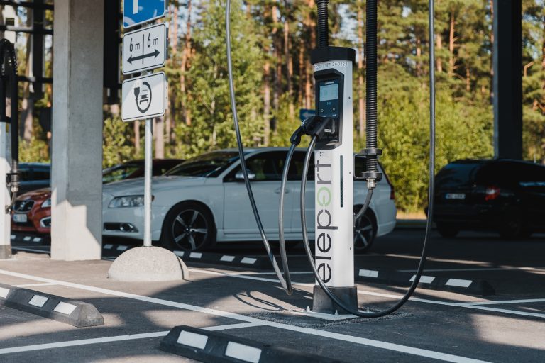 Eleport no ES saņēmis 13,8 miljonus eiro, lai attīstītu elektroauto uzlādes infrastruktūru Baltijas valstīs un Polijā