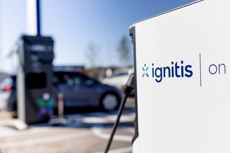 Ignitis ON izbūvēs elektroauto uzlādes stacijas pie Rimi lielveikaliem visā Latvijā