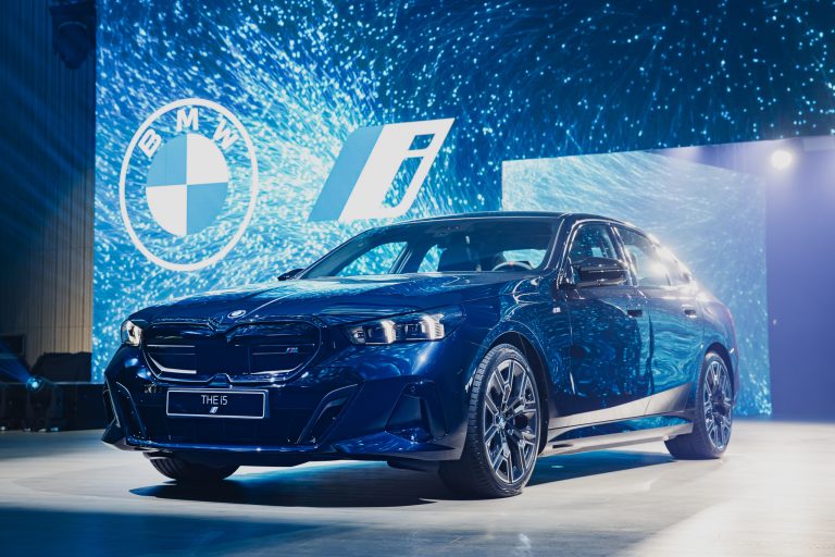 Latvijā prezentēts jaunais BMW i5 elektroauto