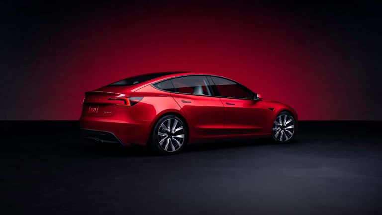 “Tesla” auto īpašnieki Ķīnā iesūdz tiesā ražotāju par maldinošiem apgalvojumiem