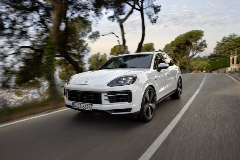 “Porsche” prezentē trešo “Cayenne” hibrīda versiju