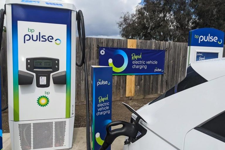 Tesla par 100 miljoniem dolāru British Petroleum pārdos uzlādes iekārtas
