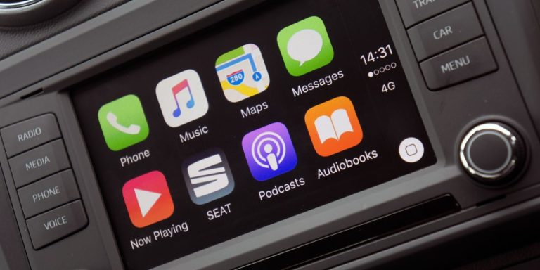 Pat ja auto atbalsta Apple CarPlay vai Android Auto, braucēji pamatā klausās radio