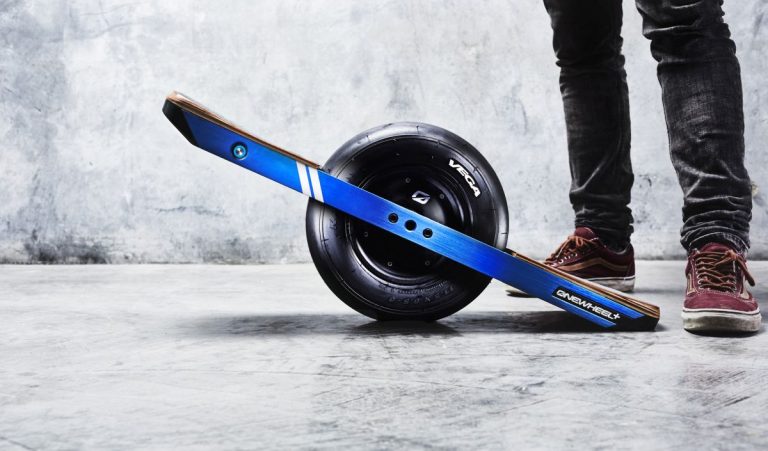 Tiek atsaukti visi “Onewheel” vienriteņi, jāuzstāda programmatūras labojumu