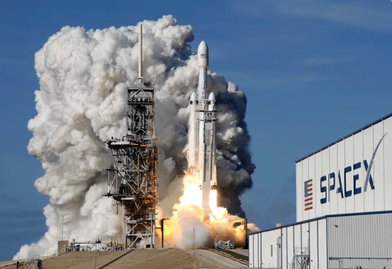 “SpaceX” nākamgad plāno uzstādīt rekordu – veikt 144 “Starlink” satelītu palaišanas