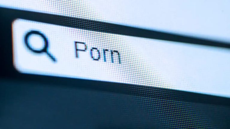 YouTube kļūda ļauj platformā ievietot pornogrāfiskus video