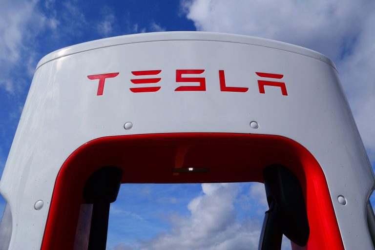 Toyota un Lexus seko baram un Ziemeļamerikā pāriet uz Tesla uzlādes spraudni