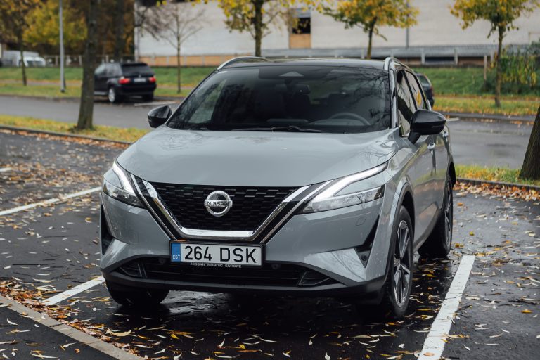Nissan plāno būvēt elektriskās versijas saviem populārajiem Juke un Qashqai modeļiem
