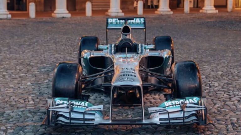 Luisa Hamiltona Mercedes formula izsolīta par gandrīz 19 miljoniem dolāru