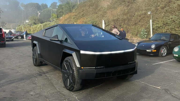 Tesla tirgotājs atklāj, cik lielas ietilpības akumulators izmantots Cybertruck