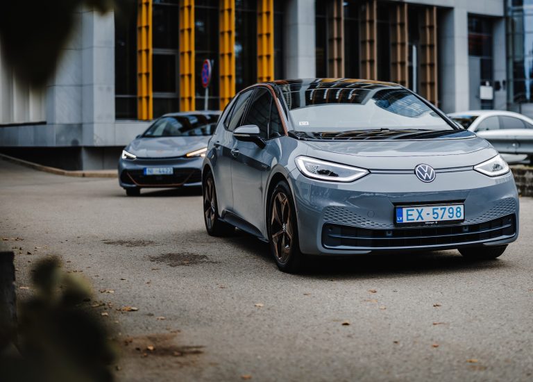 Kā apdrošinātāji izvērtē elektroauto riskus un kā tie ietekmē KASKO apdrošināšanas cenas?
