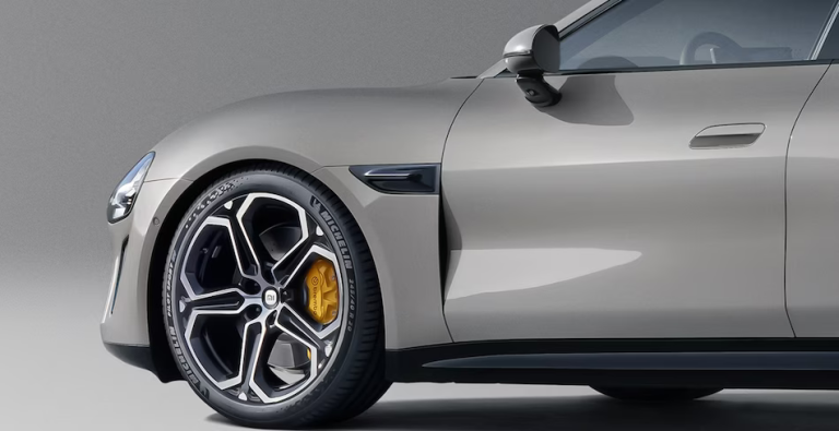 Xiaomi oficiāli parāda SU7 elektroauto ar HyperOS