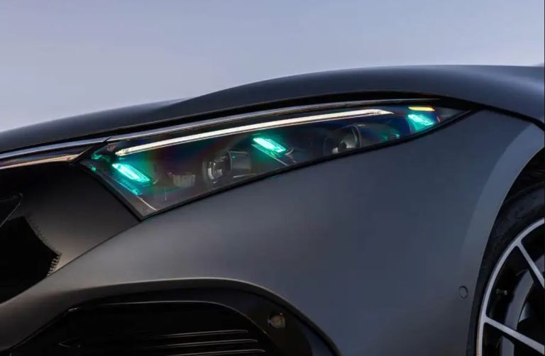 Mercedes lukturos izmantos tirkīzzaļu krāsu, lai brīdinātu, ka auto brauc autonomi