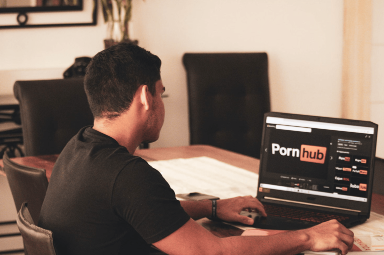 Eiropas Savienība pornogrāfijas vietnēm piemēro stingrākus tiešsaistes satura nosacījumus