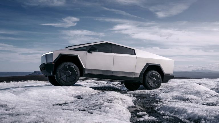 “Tesla Cybertruck” par ko pircēji reiz samaksāja līdz pat 150 000 dolāru, piedzīvo brutālu cenu kritumu