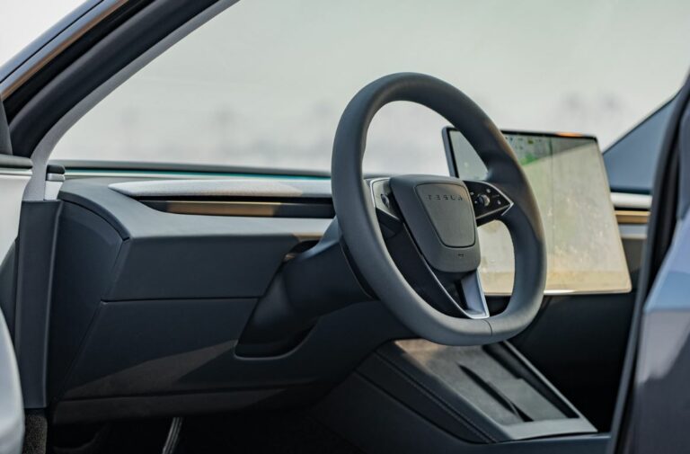 Norvēģijas autoskolās sāk aizliegt Tesla elektroauto izmantošanu