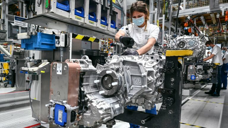 Vācijas autoindustrijas uzņēmumi pārskatāmā nākotnē varētu būt spiesti atlaist tūkstošiem cilvēku