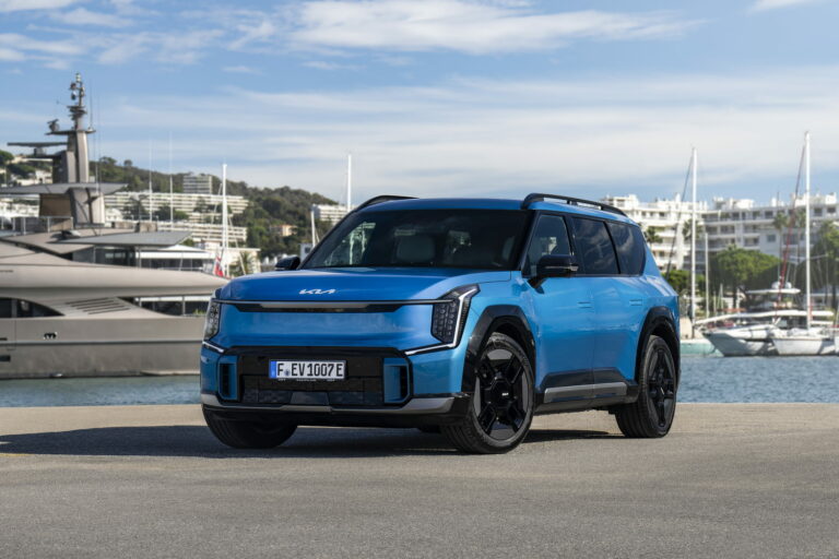 KIA EV9 pirmie iespaidi – premium cenas lauciņā šim elektroauto nebūs viegli (video)
