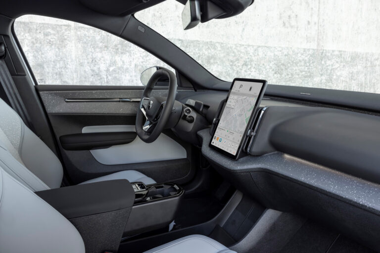 Volvo nesteigsies mainīt pretrunīgi vērtēto EX30 multimediju sistēmu